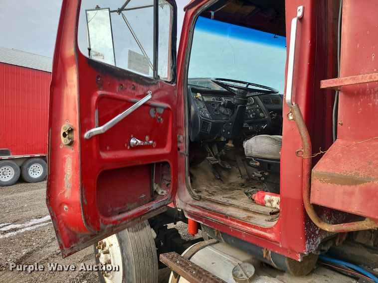 image for item DR7864 1993 Ford LT8000  dump truck