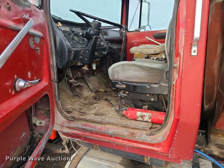 image for item DR7864 1993 Ford LT8000  dump truck