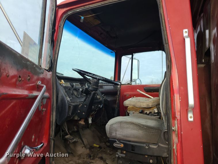 image for item DR7864 1993 Ford LT8000  dump truck