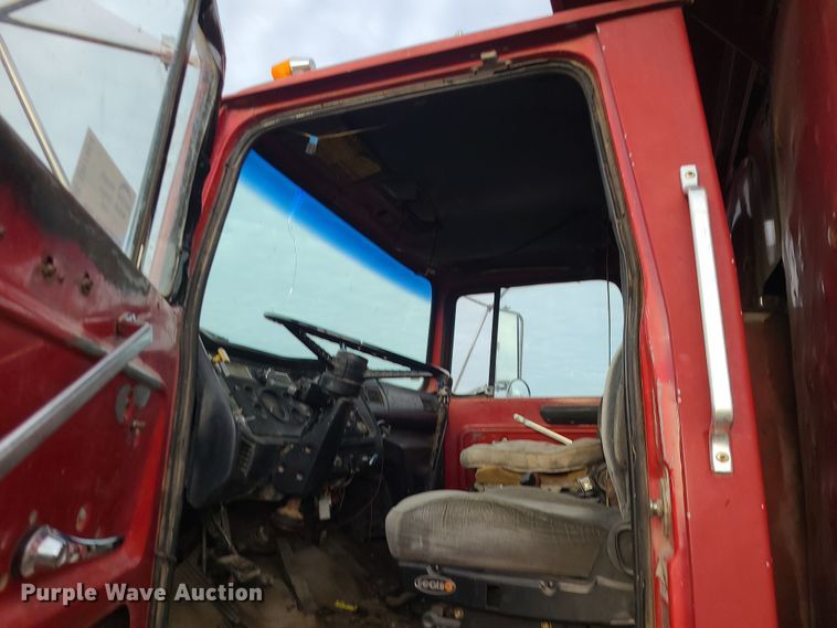 image for item DR7864 1993 Ford LT8000  dump truck