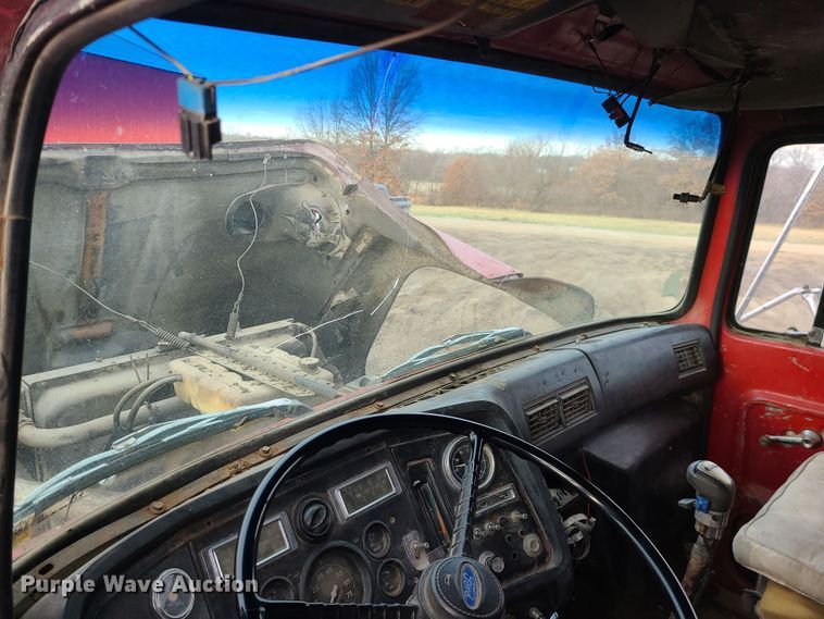 image for item DR7864 1993 Ford LT8000  dump truck