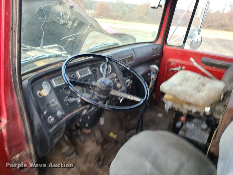 image for item DR7864 1993 Ford LT8000  dump truck