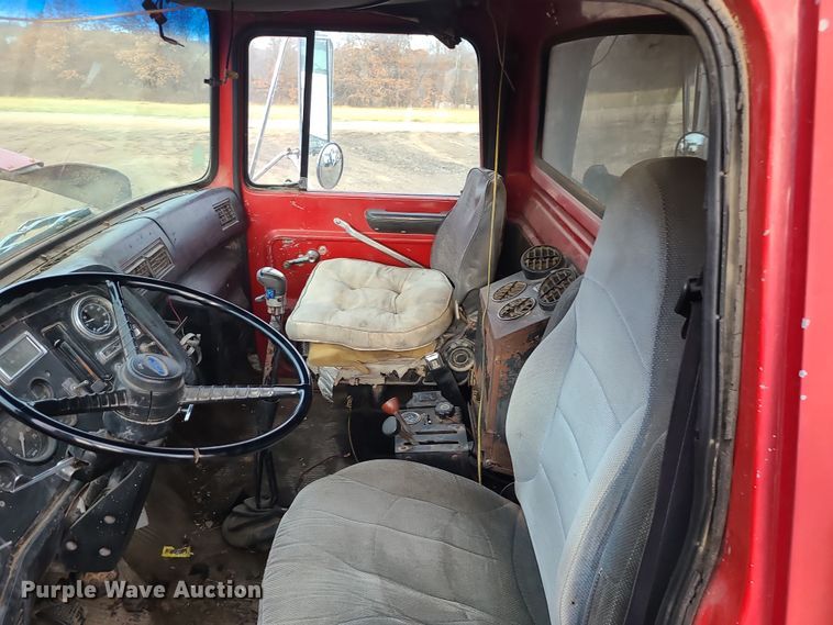 image for item DR7864 1993 Ford LT8000  dump truck