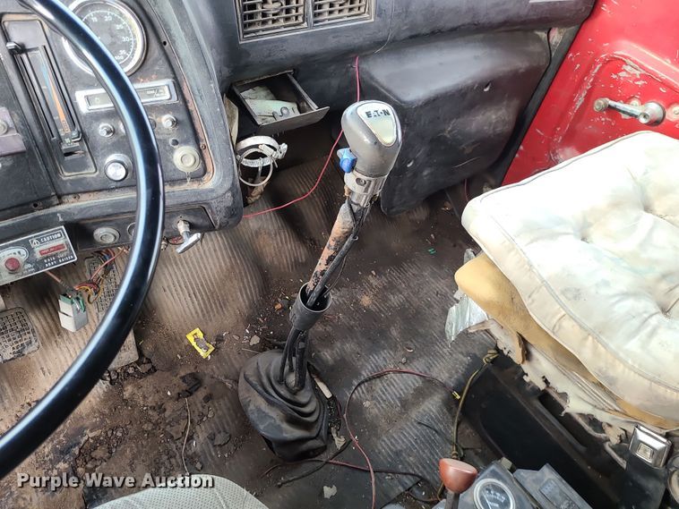 image for item DR7864 1993 Ford LT8000  dump truck