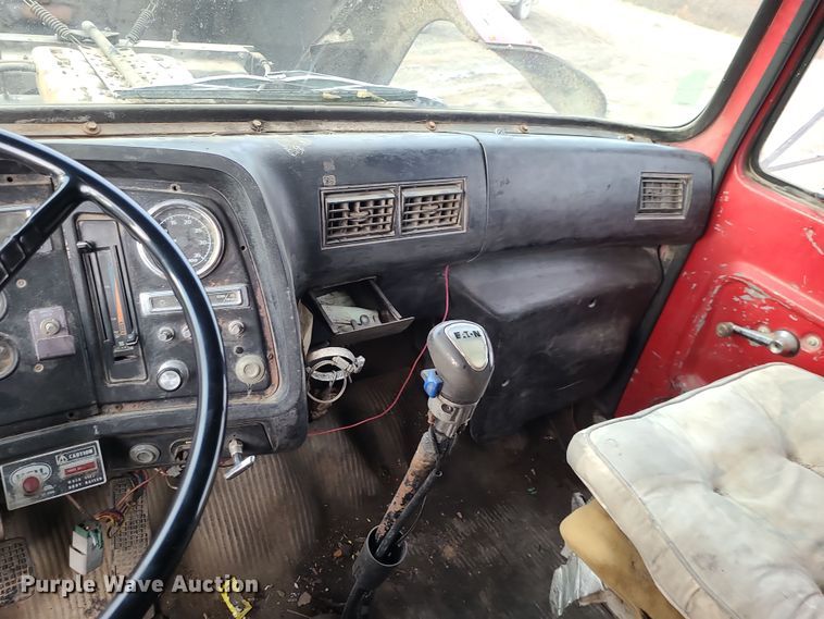 image for item DR7864 1993 Ford LT8000  dump truck