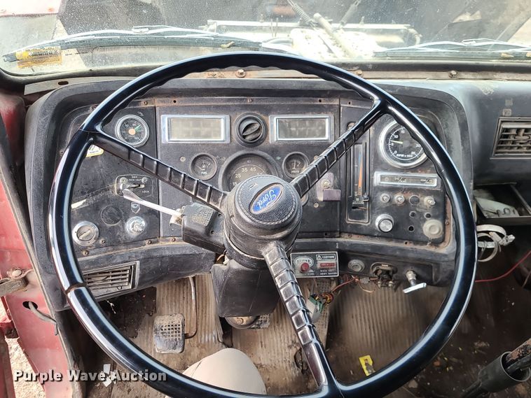 image for item DR7864 1993 Ford LT8000  dump truck