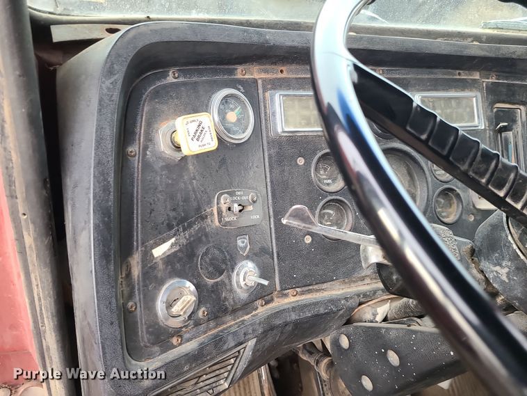 image for item DR7864 1993 Ford LT8000  dump truck