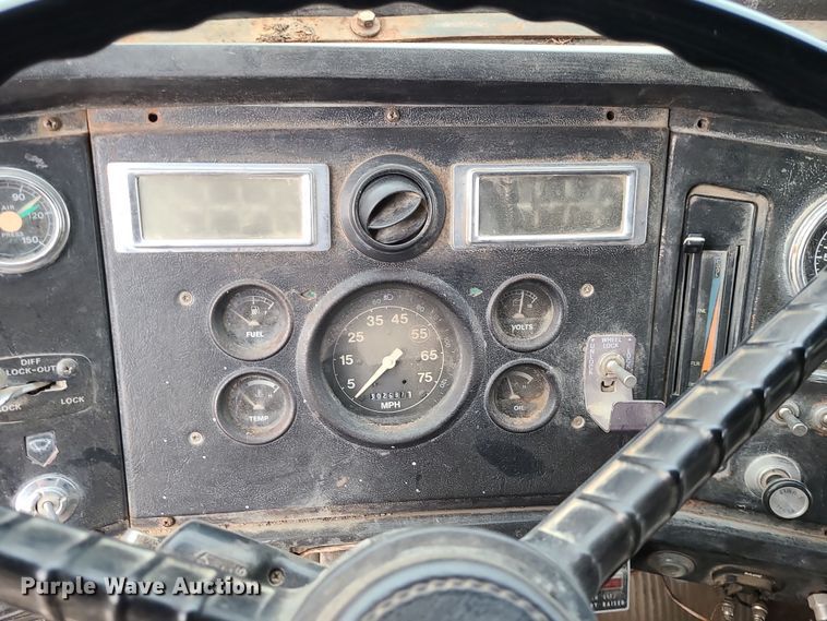 image for item DR7864 1993 Ford LT8000  dump truck