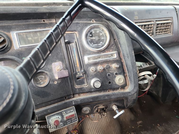 image for item DR7864 1993 Ford LT8000  dump truck