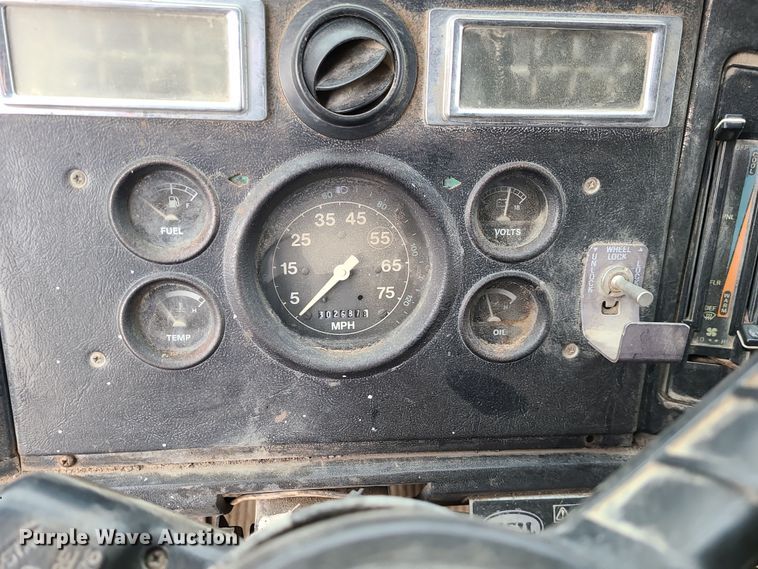 image for item DR7864 1993 Ford LT8000  dump truck