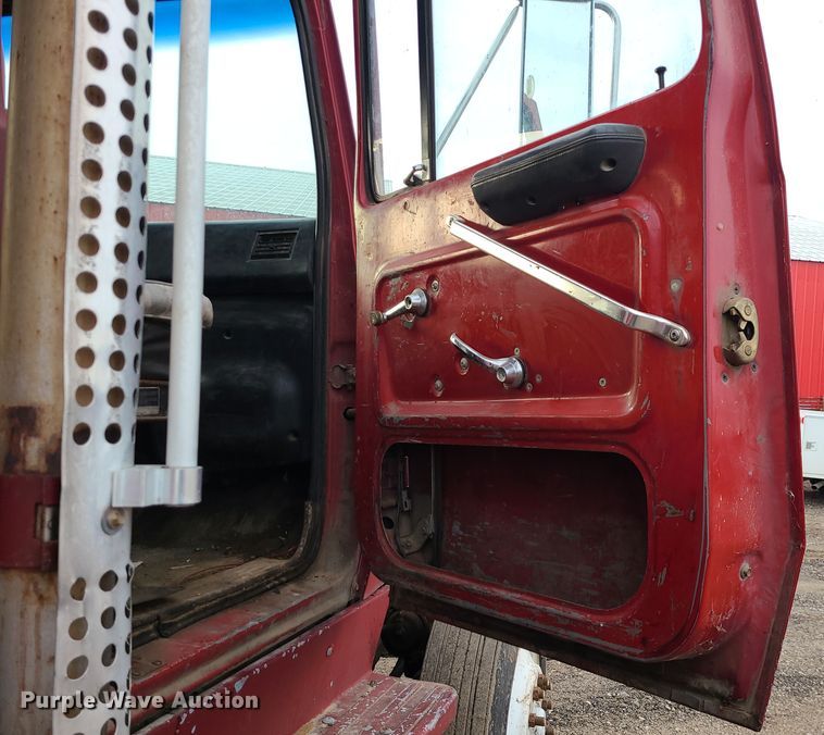 image for item DR7864 1993 Ford LT8000  dump truck