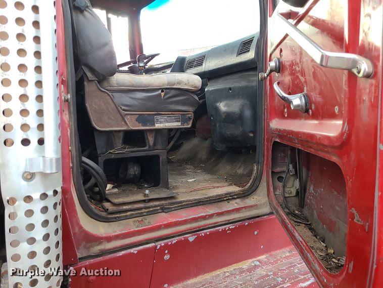 image for item DR7864 1993 Ford LT8000  dump truck