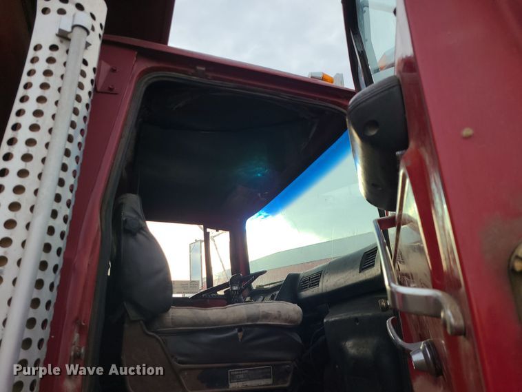 image for item DR7864 1993 Ford LT8000  dump truck