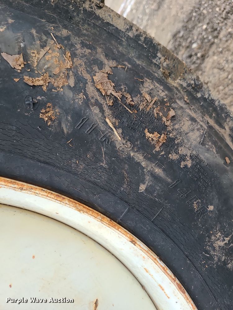 image for item DR7864 1993 Ford LT8000  dump truck