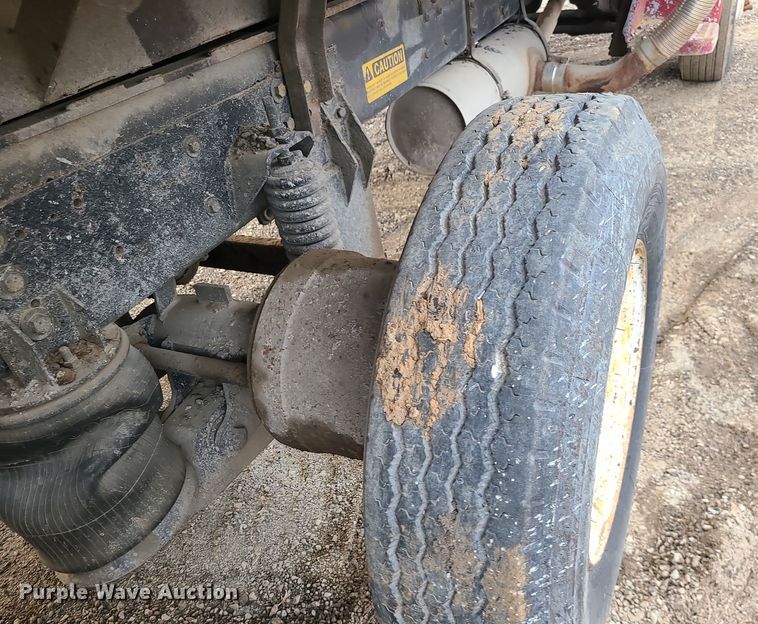 image for item DR7864 1993 Ford LT8000  dump truck