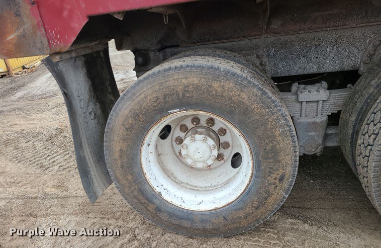 image for item DR7864 1993 Ford LT8000  dump truck