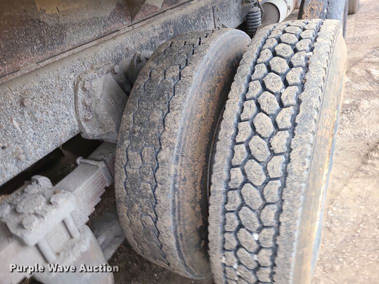 image for item DR7864 1993 Ford LT8000  dump truck