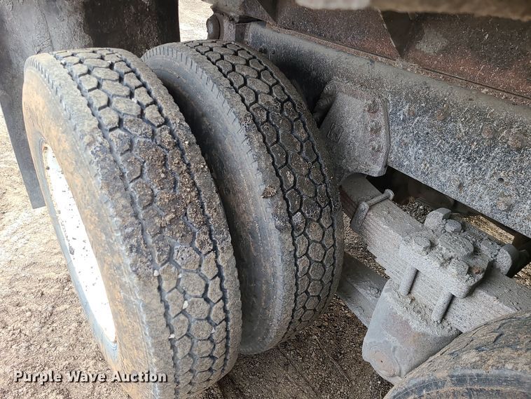 image for item DR7864 1993 Ford LT8000  dump truck