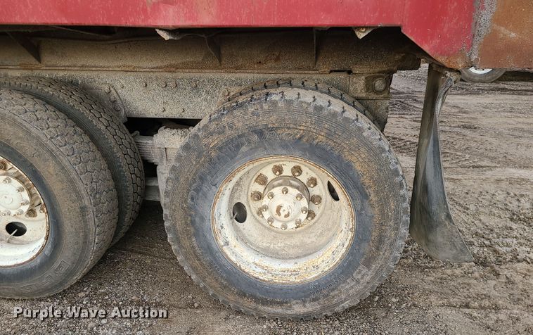 image for item DR7864 1993 Ford LT8000  dump truck