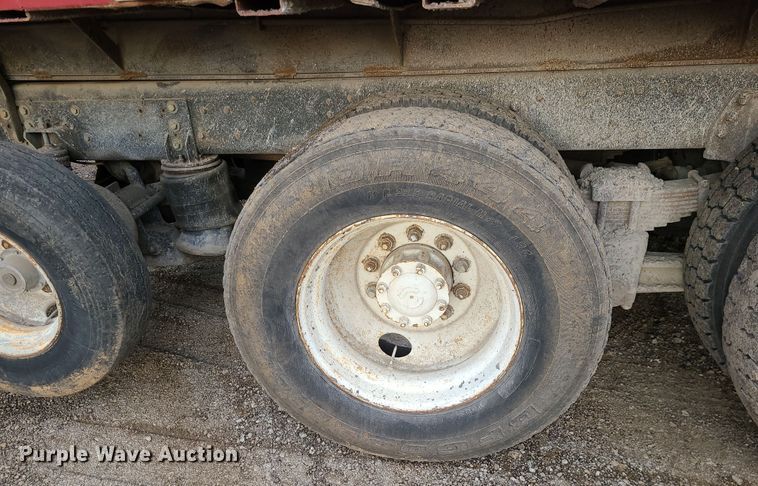 image for item DR7864 1993 Ford LT8000  dump truck