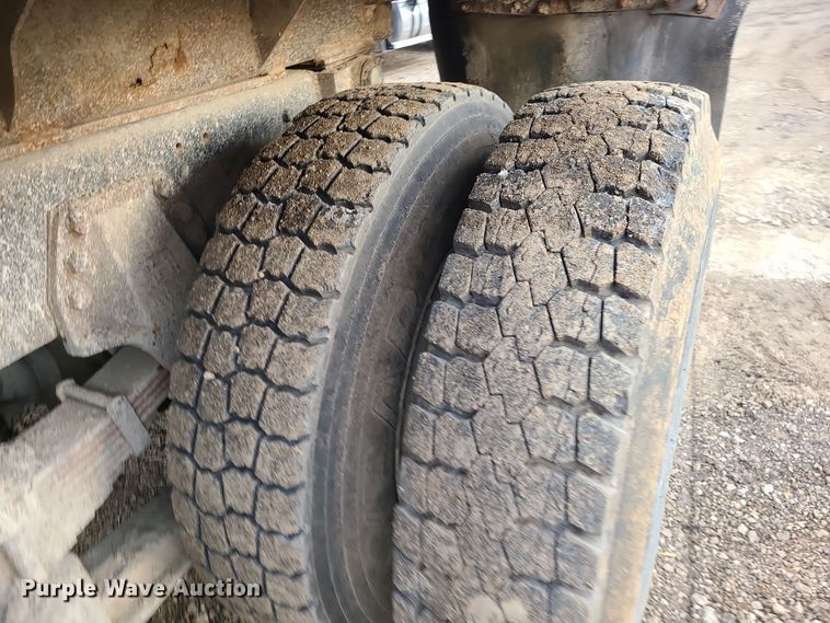 image for item DR7864 1993 Ford LT8000  dump truck