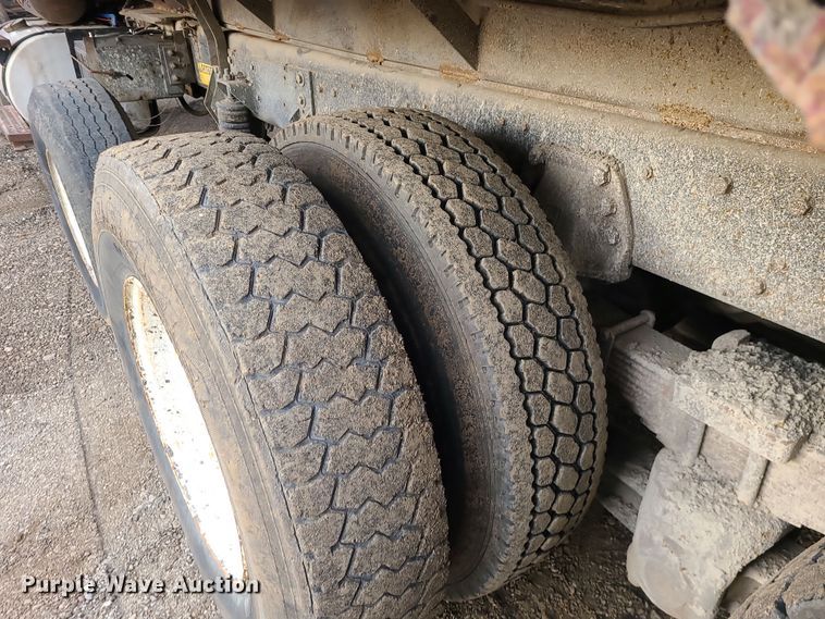 image for item DR7864 1993 Ford LT8000  dump truck