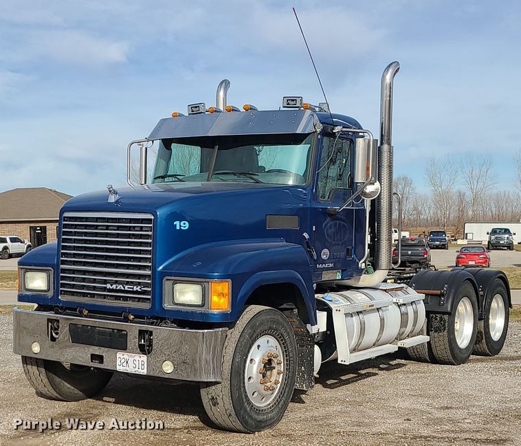 image for item DR7865 2016 Mack CHU613  semi truck