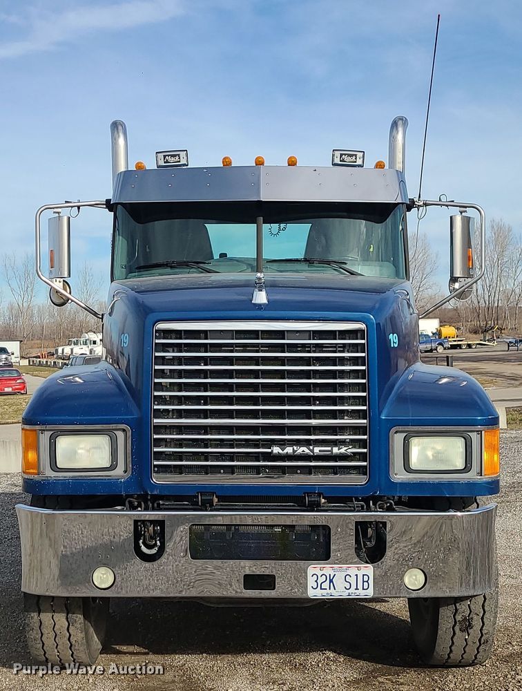 image for item DR7865 2016 Mack CHU613  semi truck