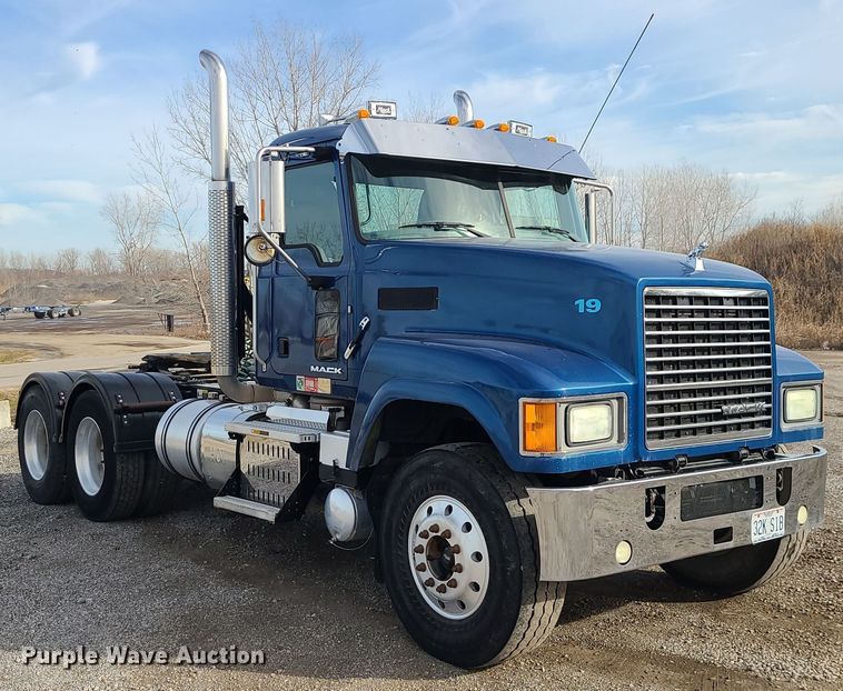 image for item DR7865 2016 Mack CHU613  semi truck