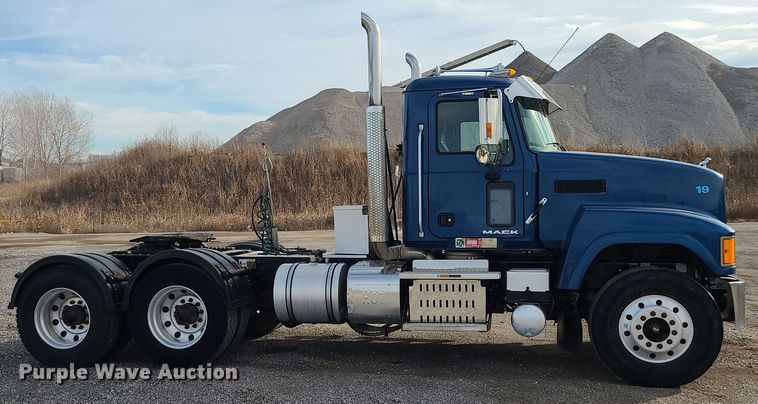 image for item DR7865 2016 Mack CHU613  semi truck