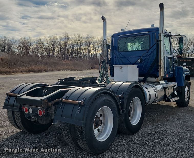 image for item DR7865 2016 Mack CHU613  semi truck