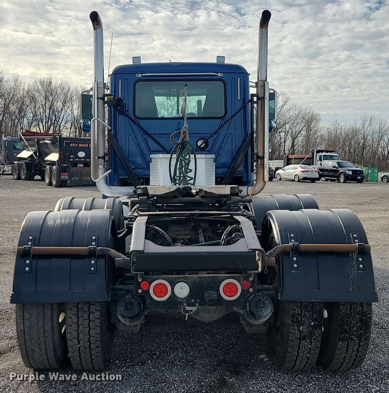 image for item DR7865 2016 Mack CHU613  semi truck