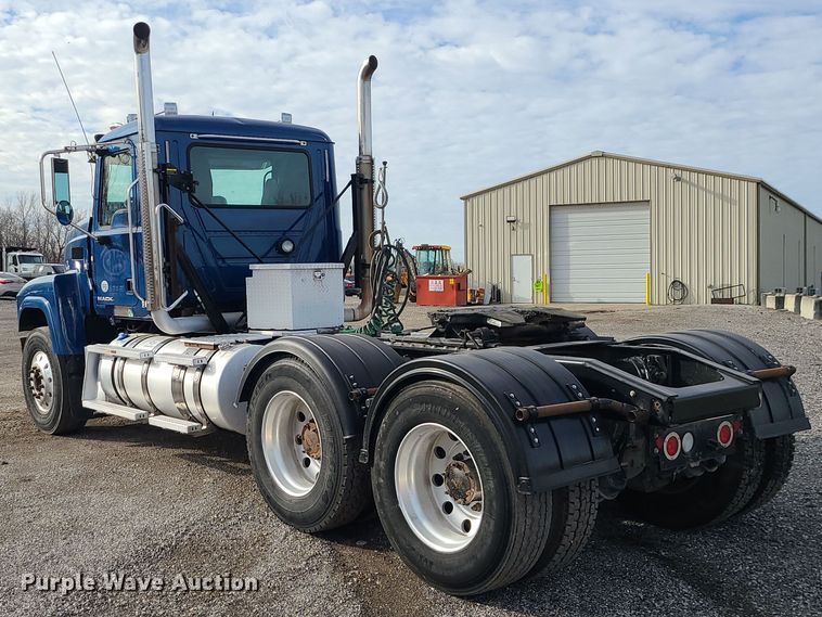 image for item DR7865 2016 Mack CHU613  semi truck