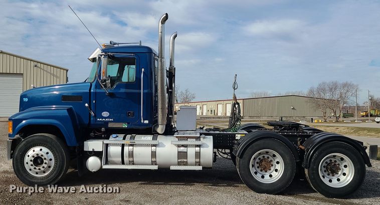 image for item DR7865 2016 Mack CHU613  semi truck