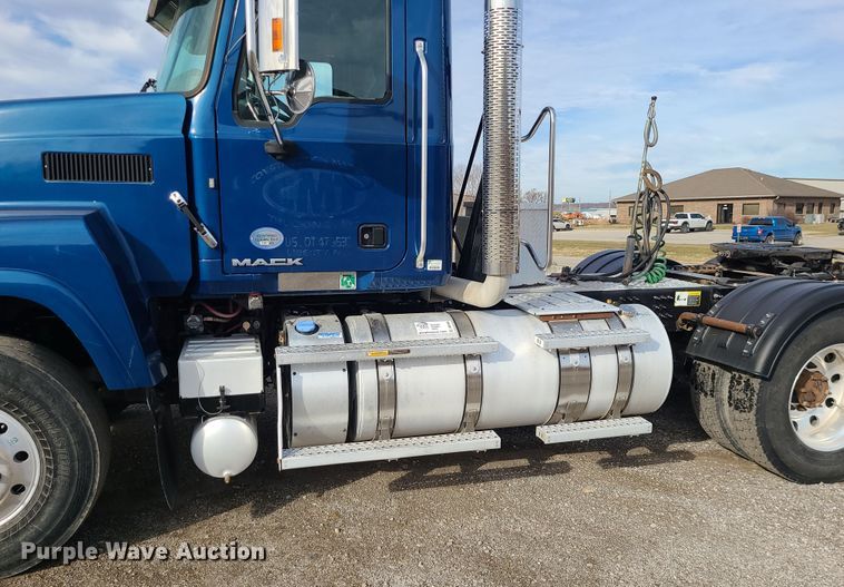 image for item DR7865 2016 Mack CHU613  semi truck