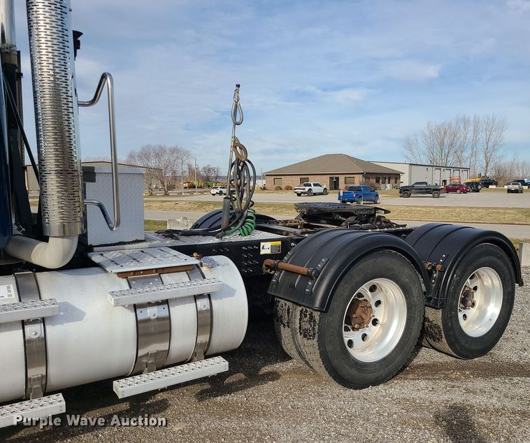 image for item DR7865 2016 Mack CHU613  semi truck