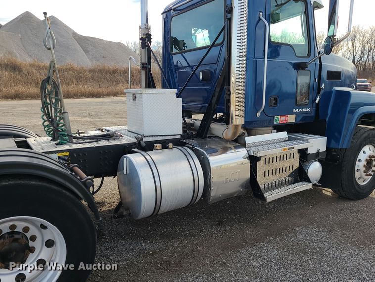 image for item DR7865 2016 Mack CHU613  semi truck