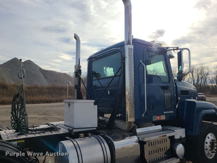 image for item DR7865 2016 Mack CHU613  semi truck