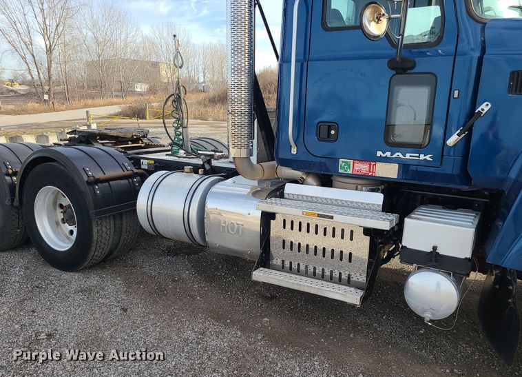 image for item DR7865 2016 Mack CHU613  semi truck