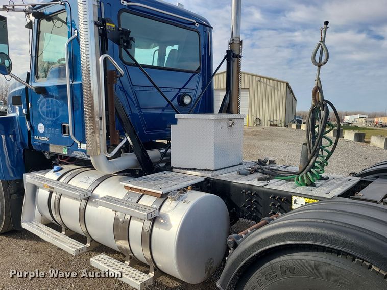 image for item DR7865 2016 Mack CHU613  semi truck