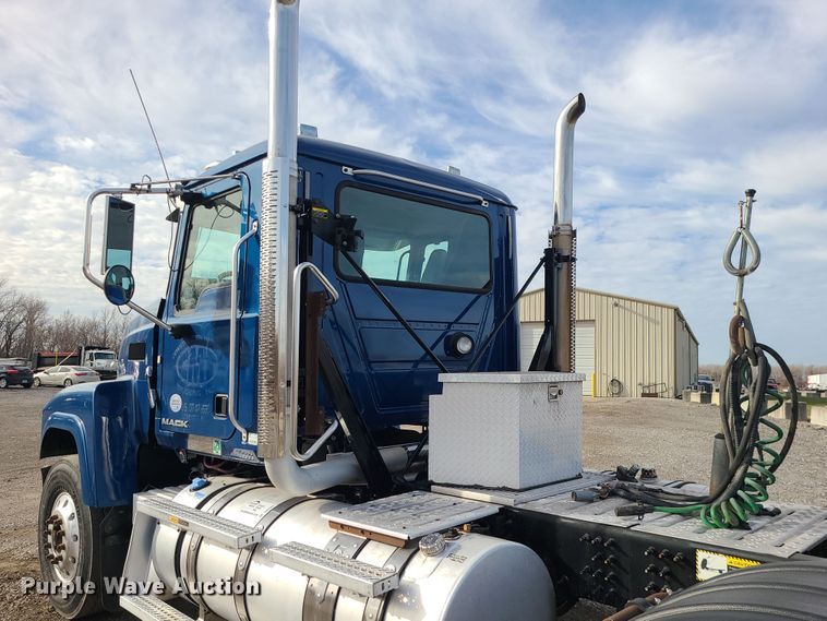 image for item DR7865 2016 Mack CHU613  semi truck