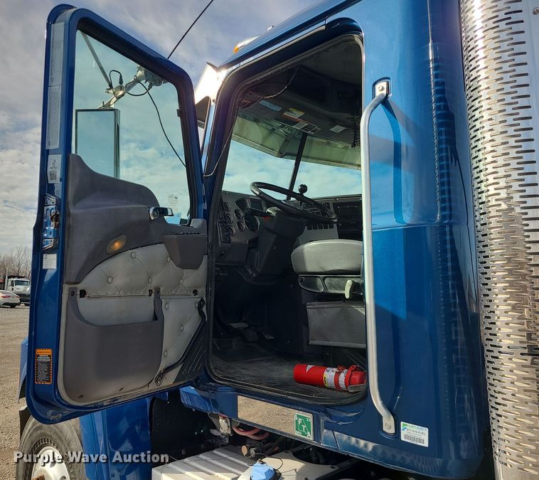 image for item DR7865 2016 Mack CHU613  semi truck