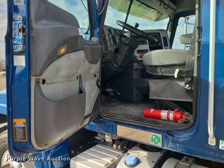 image for item DR7865 2016 Mack CHU613  semi truck