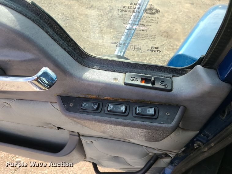 image for item DR7865 2016 Mack CHU613  semi truck