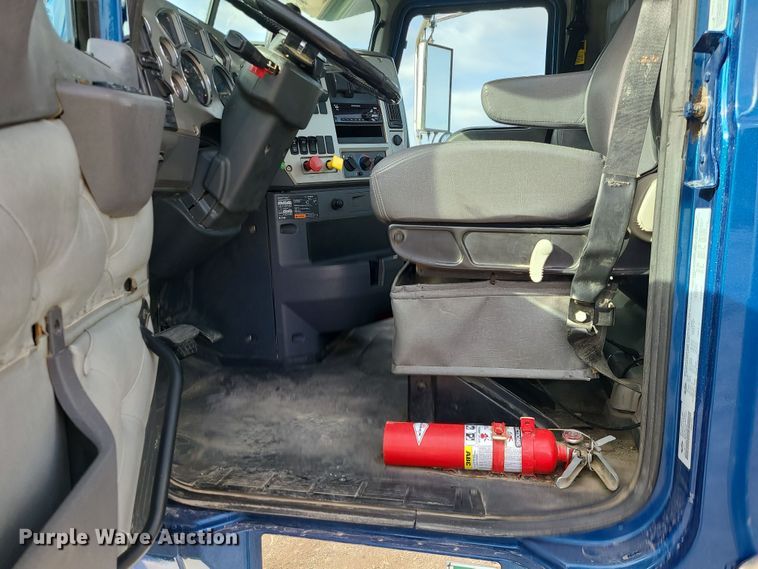 image for item DR7865 2016 Mack CHU613  semi truck