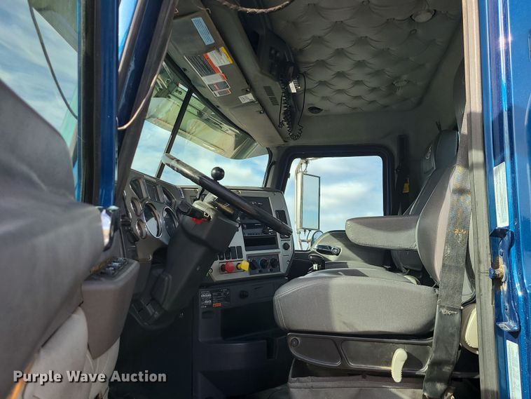 image for item DR7865 2016 Mack CHU613  semi truck