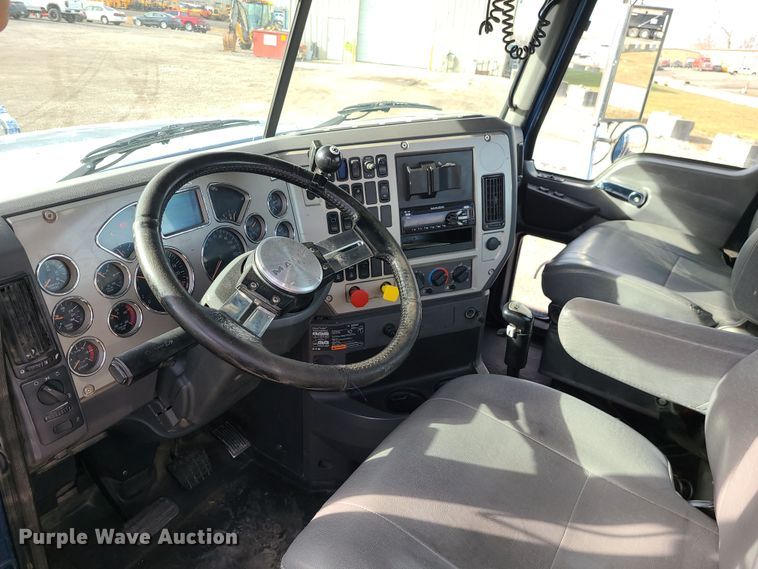 image for item DR7865 2016 Mack CHU613  semi truck