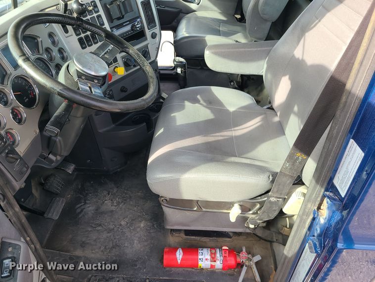 image for item DR7865 2016 Mack CHU613  semi truck