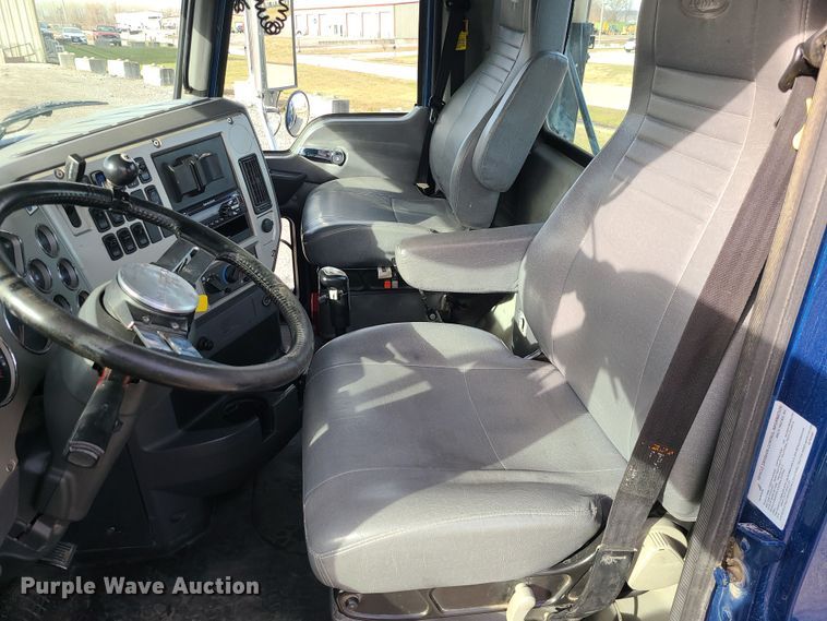 image for item DR7865 2016 Mack CHU613  semi truck