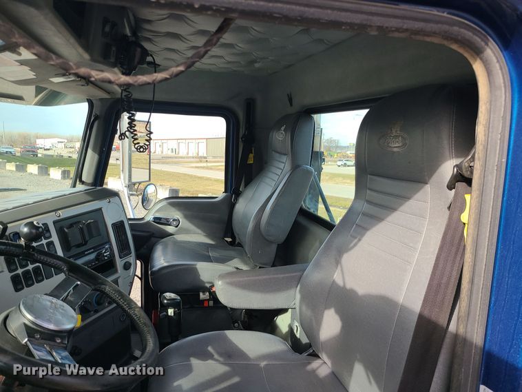 image for item DR7865 2016 Mack CHU613  semi truck